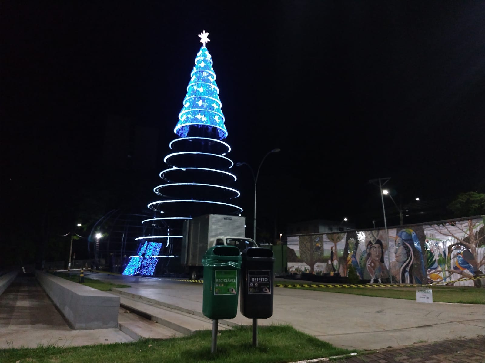 Montagem de árvore de Natal em Foz do Iguaçu, com apoio de Itaipu.